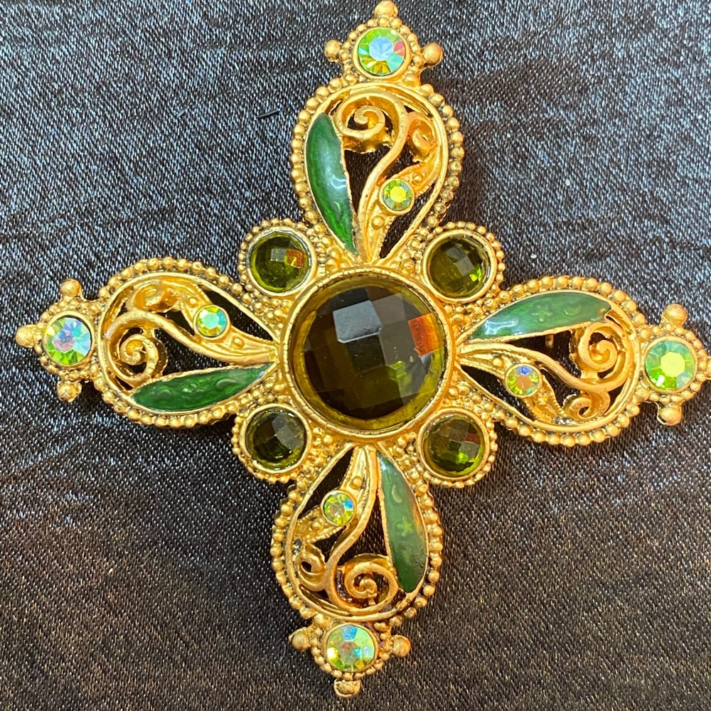 1928 company brooch